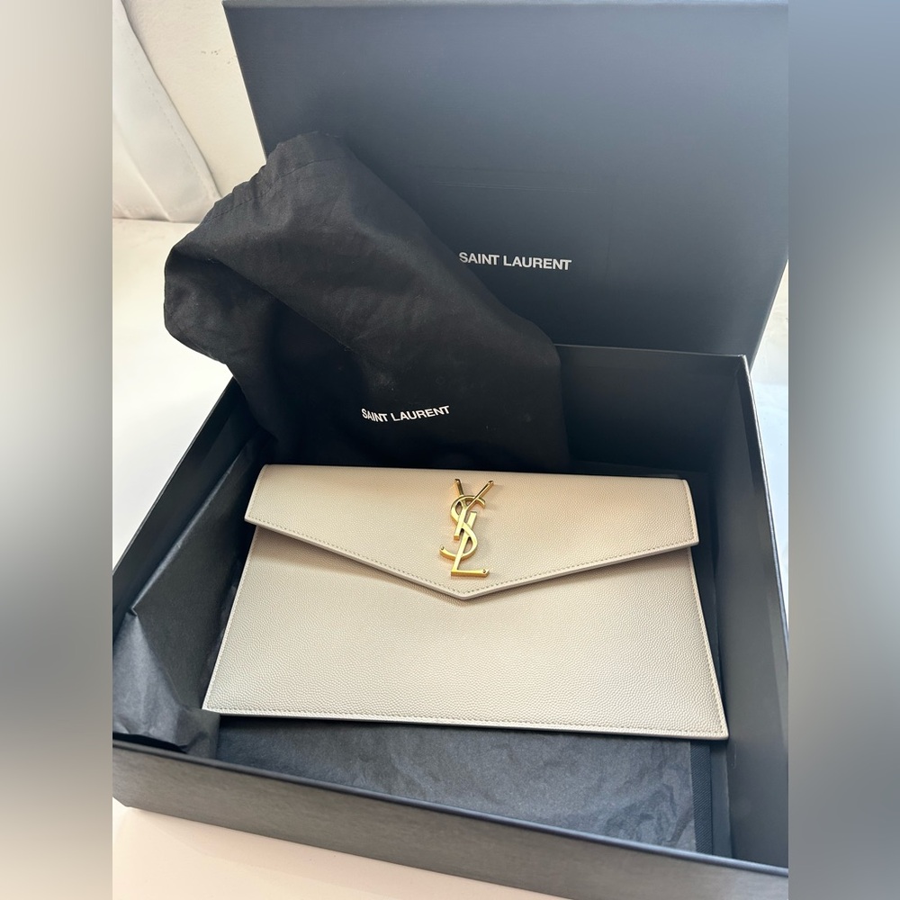 NEW UPTOWN POUCH IN GRAIN DE POUDRE LEATHER IN BLANC COLOR with box and dust bag